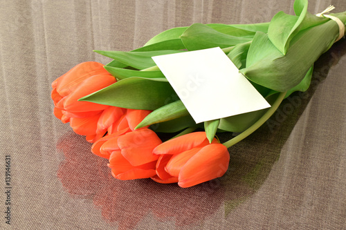 Piękny bukiet czerwonych tulipanów wraz z listem 