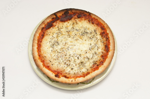 Pizza pieczona w piecu kamiennym