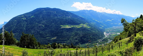 Berglandschaft bei Meran in Südtirol, verstreut liegen die Häuser von Quadrat 