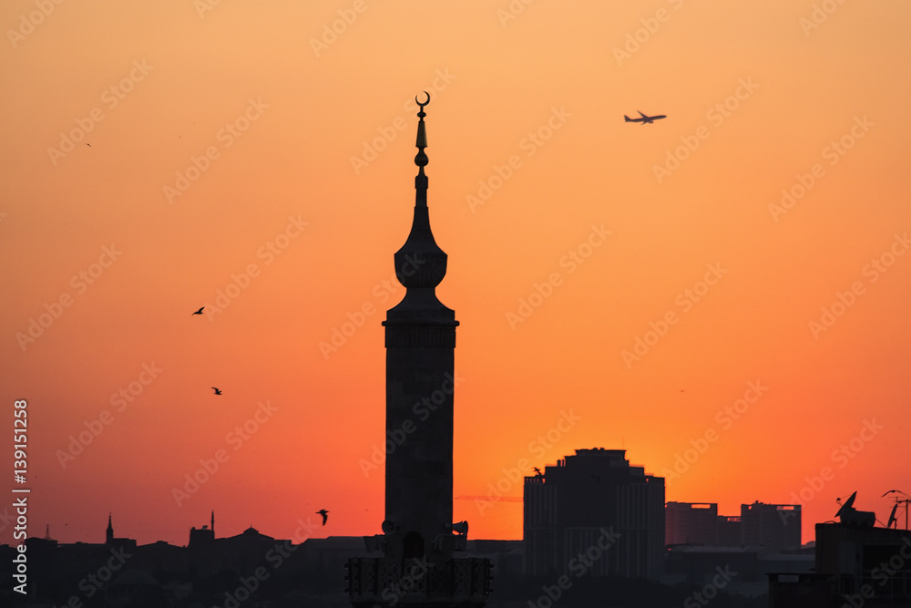 Fototapeta premium silhouette of Istanbul at sunset