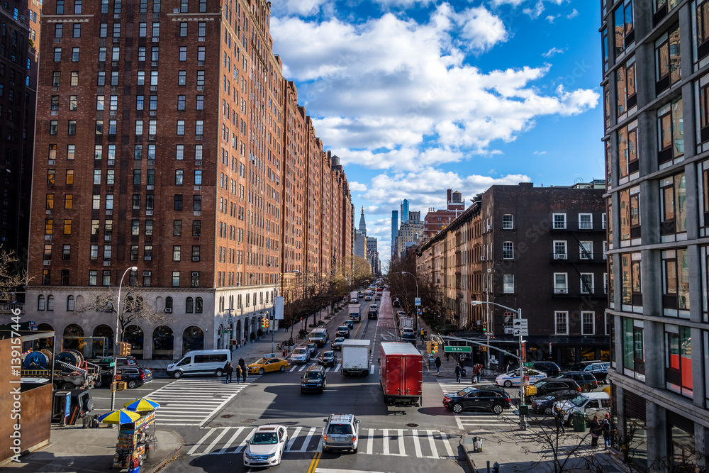 Naklejka premium Ruch uliczny i budynki w Chelsea - Nowy Jork, USA