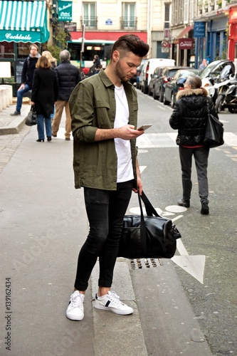 Jeune homme au téléphone portable 