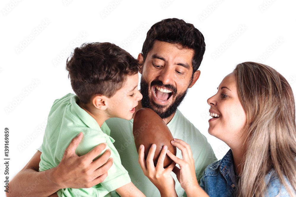 Obraz premium Brazilian family eating chocolate easter egg