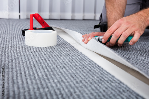 Obraz na plátně Carpenter's Hand Lying Carpet