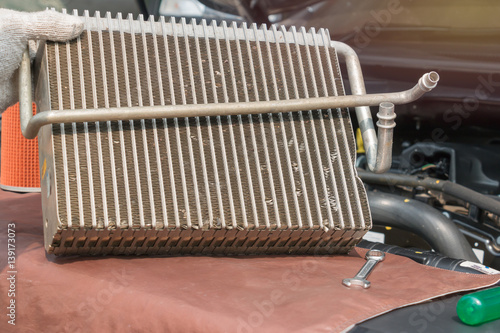Fotografia Car air conditioner condenser leaking check