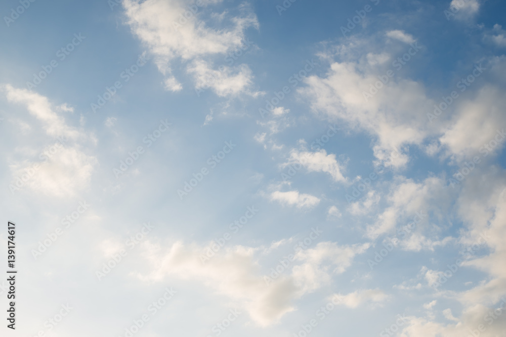 Naklejka premium Chmury na niebieskim niebie