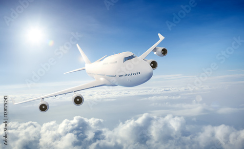 Samolot leci ponad chmurami