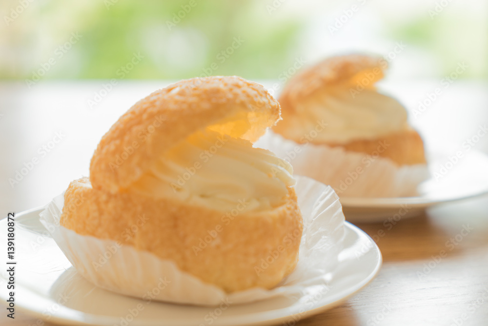テーブルの上の美味しいシュークリーム テーブルの上の美味しいシュークリーム