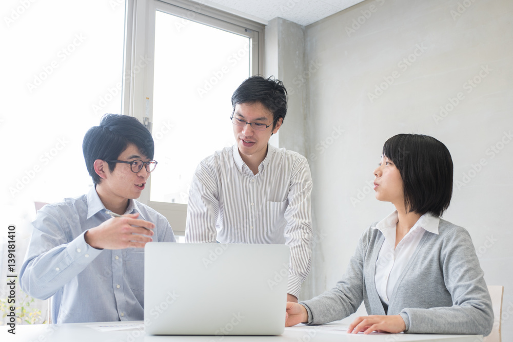 ビジネスシーン ミーティング