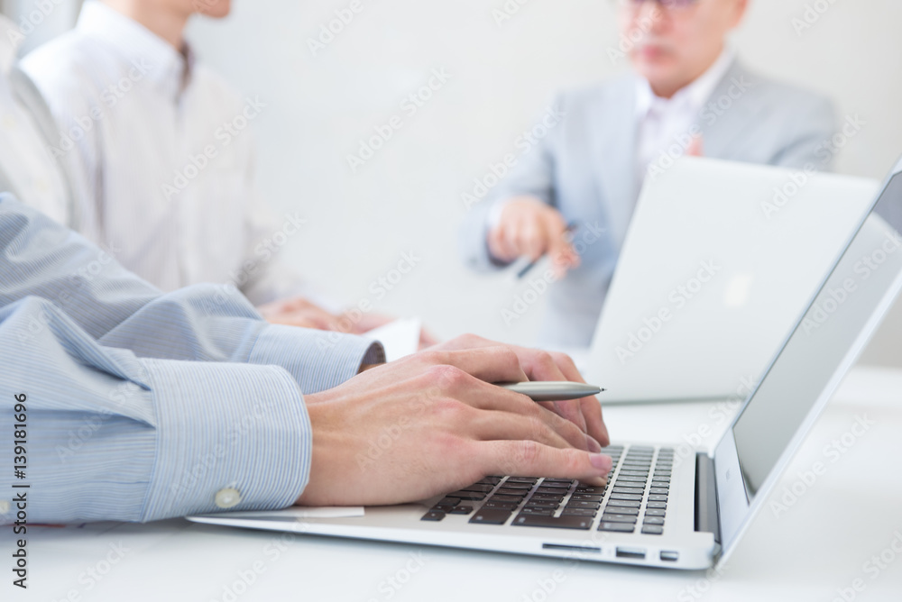 ビジネスシーン ノートパソコンを打つ手 Stock 写真 Adobe Stock