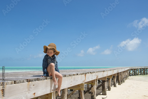 南の島の桟橋で座る女の子 © hakase420