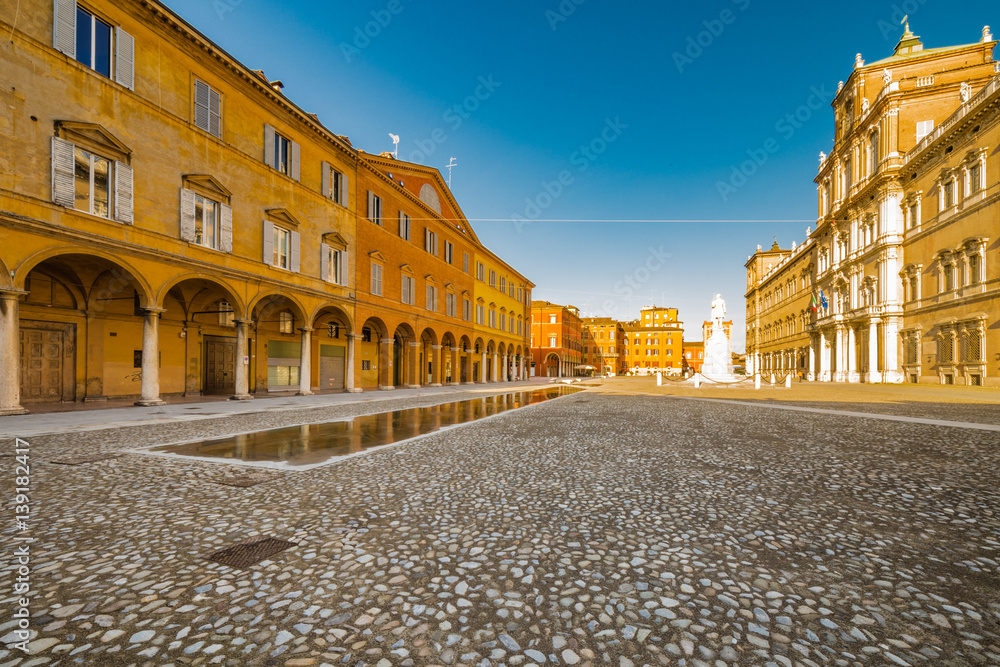 Obraz premium water in front of Royal palace