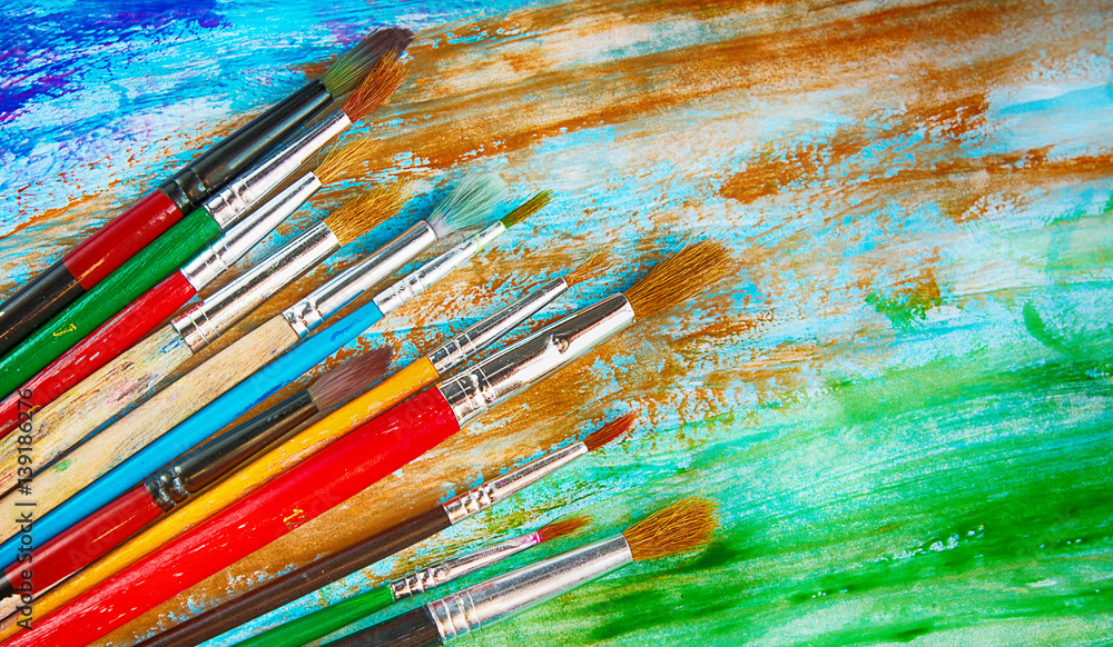 Obraz premium Artistic brushes, pencils and colored ink on colored background of avant-garde