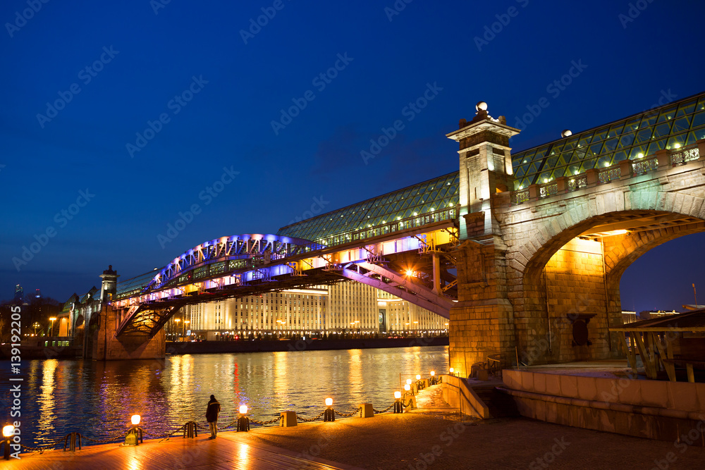 Obraz premium Москва. Пешеходный мост через Москва-реку вечером.