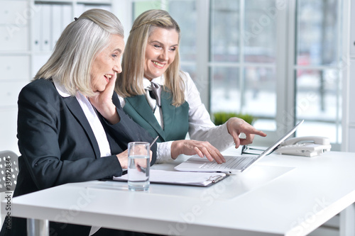 businesswomen using laptop 