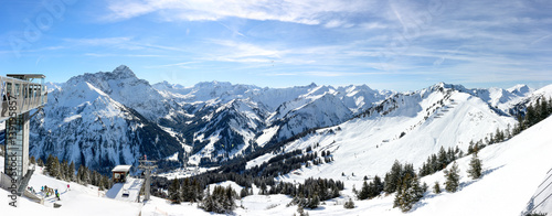 Panorama des kleinen Skigebietes am Walmendinger Horn im Talschluss des Kleinwalsertals