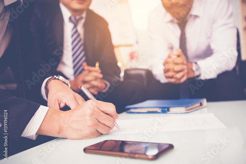 Fotografía businessman sign in contract with partnership in meeting