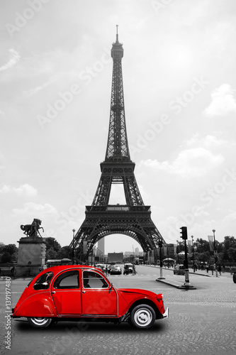 Eiffelturm in Paris mit roter Ente - Tour Eiffel Eiffeltower