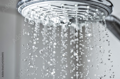 Wasserstrahl aus einem Duschkopf im Badezimmer