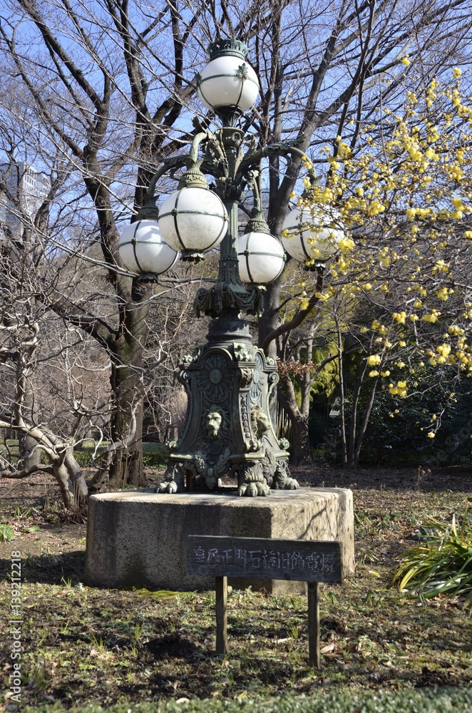 Fototapeta premium 皇居東御苑の皇居正門石橋旧飾電燈です。皇居東御苑の二の丸雑木林の近くにひっそりと佇んでいます。