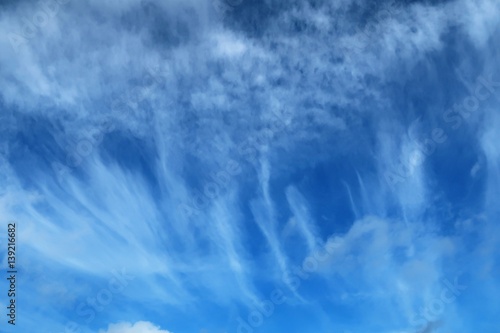 Nuages formant différents motifs dans un ciel bleu