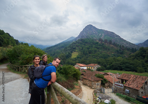 Tres amigos contemplando el paisaje de la Ruta del Oso en Asturias