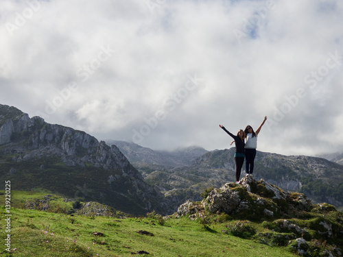 Dos amigas posando sobre el paisaje de los Picos de Europa