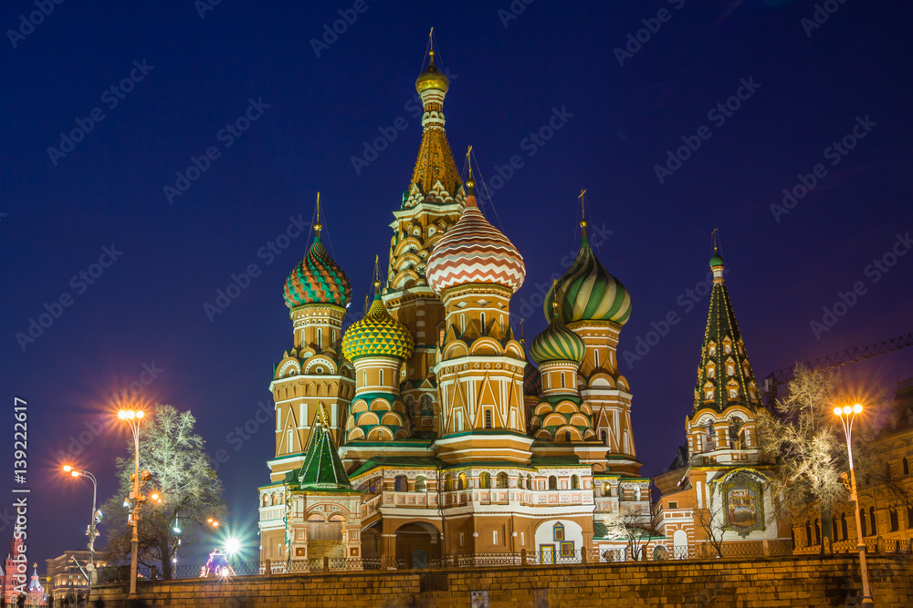Obraz premium The Cathedral of the Intercession of the blessed virgin on the Moat (Pokrovsky Cathedral, colloquially St. Basil's Cathedral) — the Orthodox Church in the Red square in Moscow/