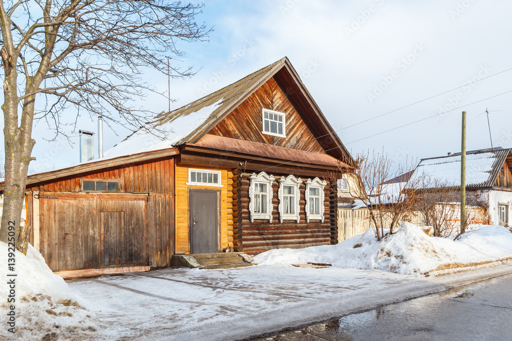 Деревянный дом в городе Городец Нижегородской области весной
