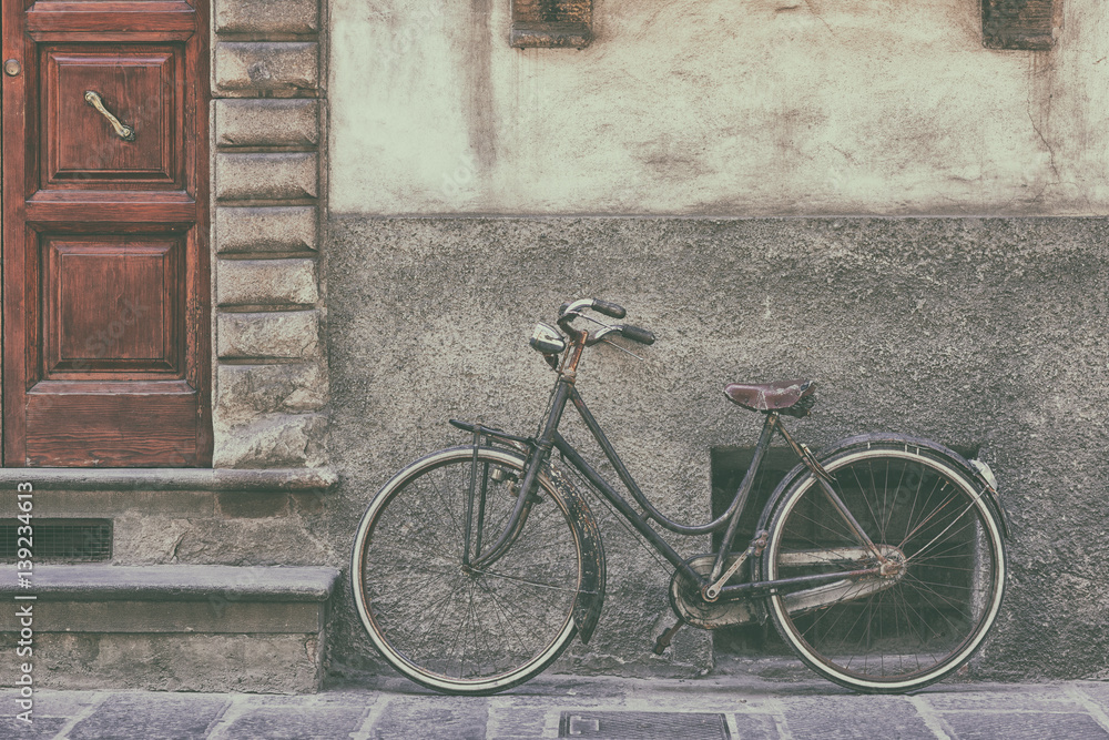 Fototapeta premium Old Bicycle near the wall