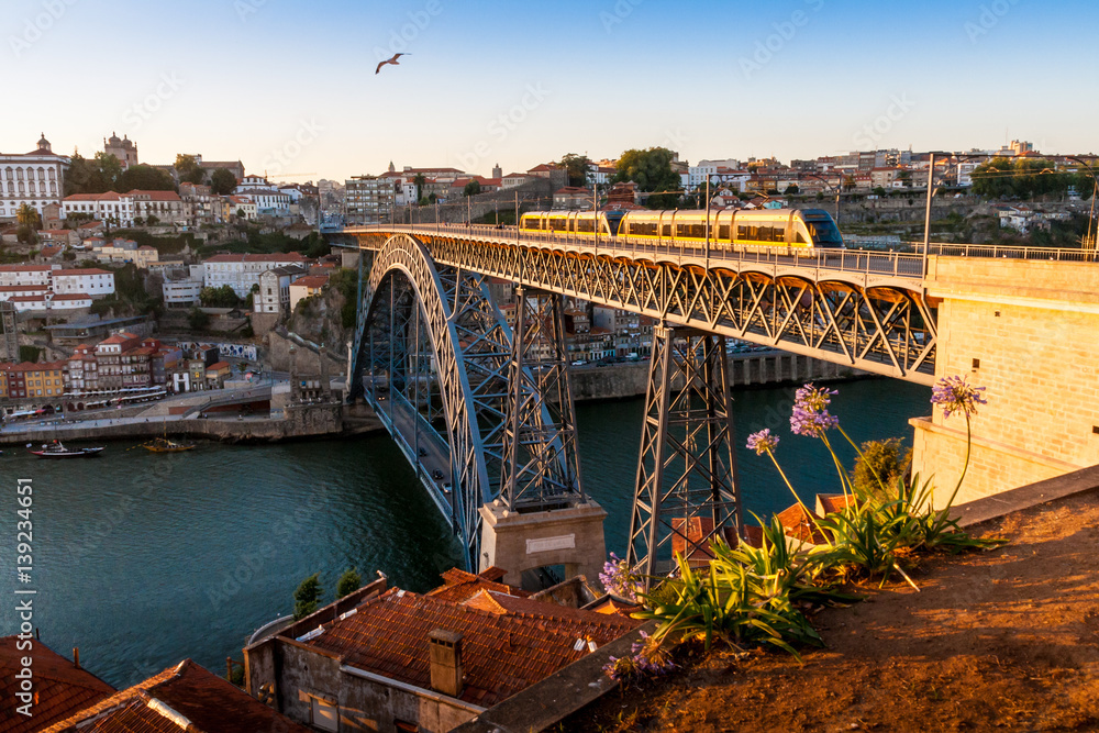 Naklejka premium Dom Luis I Bridge in Porto, Portugal