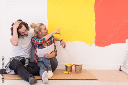 Foto Happy young couple relaxing after painting