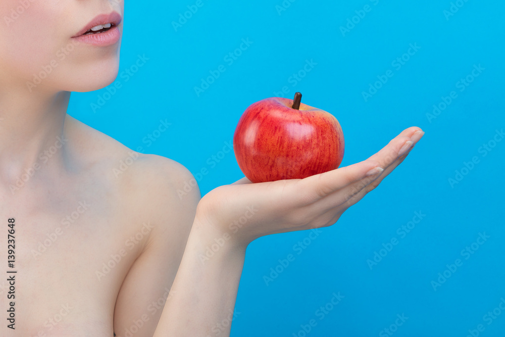 Portrait d'une jeune femme tenant une pomme dans sa main
Portrait d'une jeune femme tenant une pomme dans sa main