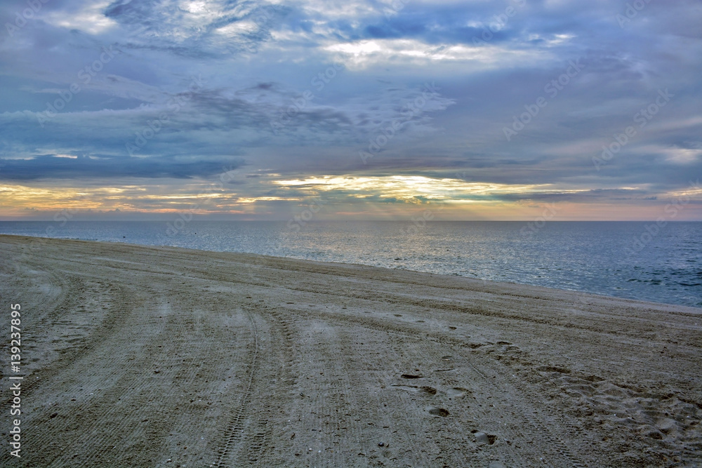 Fototapeta premium Heavenly Summer Sunrise at the Shore