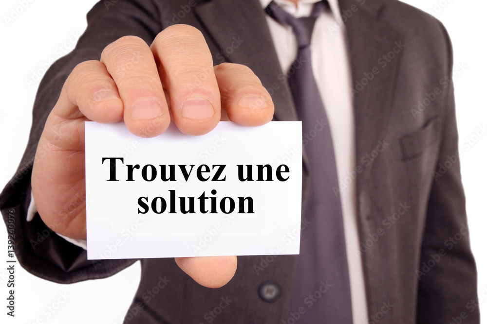 Homme tenant une carte avec trouvez une solution écrit dessus Homme tenant une carte avec trouvez une solution écrit dessus