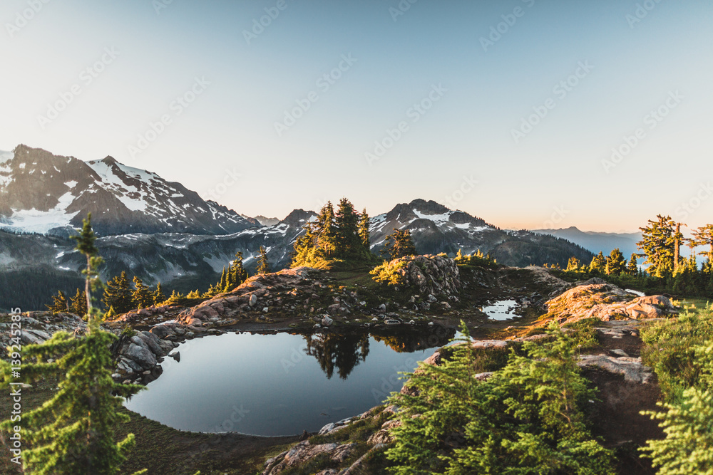 Naklejka premium Reflecting lake at mountain with reflection