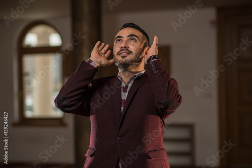 Muslim starting to pray