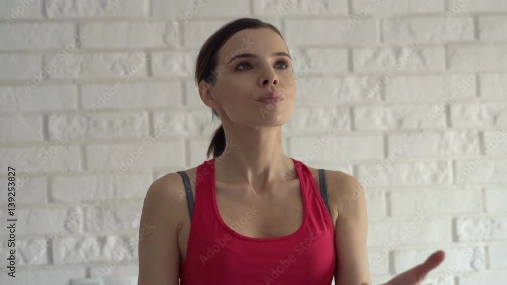Portrait of young woman throwing green apple sitting on mate after workout, super slow motion
Portrait of young woman throwing green apple sitting on mate after workout, super slow motion