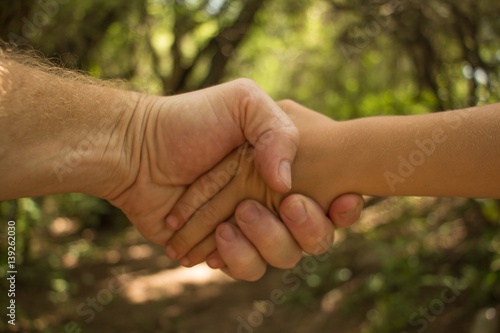padre e hijo tomados de la mano © willymona