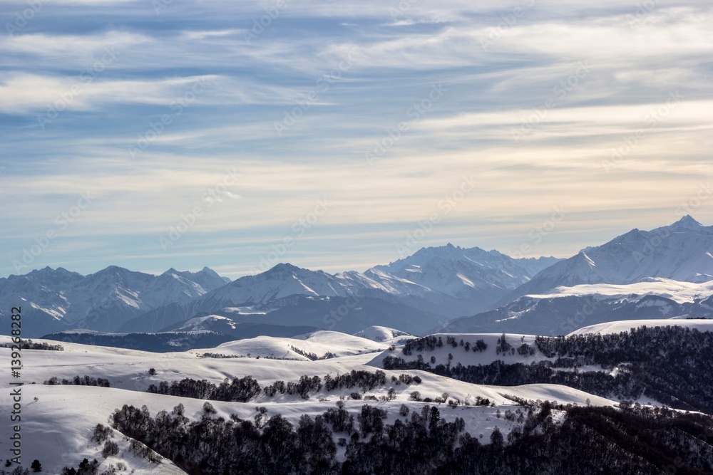 панорамный вид на снежные вершины, зимний пейзаж, горы Северного Кавказа