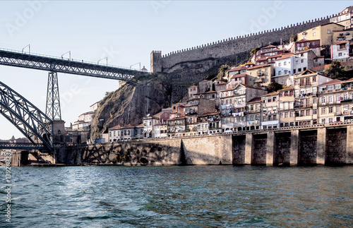 Tableau sur toile A Dom Luis I bridge and the ancient fortress in Porto - Portugal