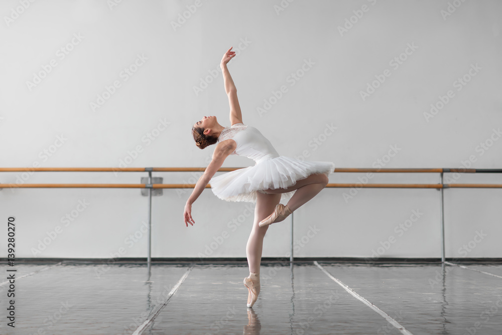Obraz premium Female ballet dancer keep the rack in class