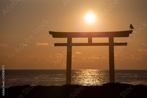 Tableau sur toile Sunrise and sea at Japanese shinto gate in Oarai city , Ibaraki prefecture