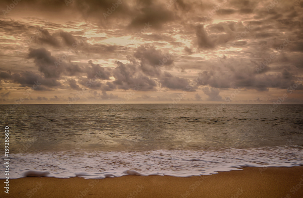 Fototapeta premium sunset sea with gray sky background