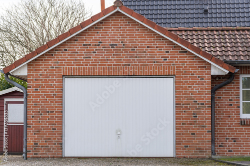 Garage mit einem weißen Tor photo