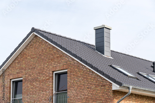 Schornstein auf einem Dach eines Hauses © GM Photography