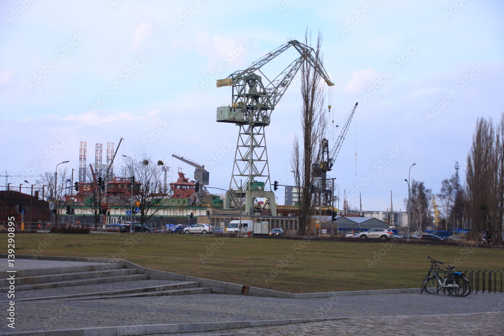 une grue au chanter naval de Gdansk une grue au chanter naval de Gdansk