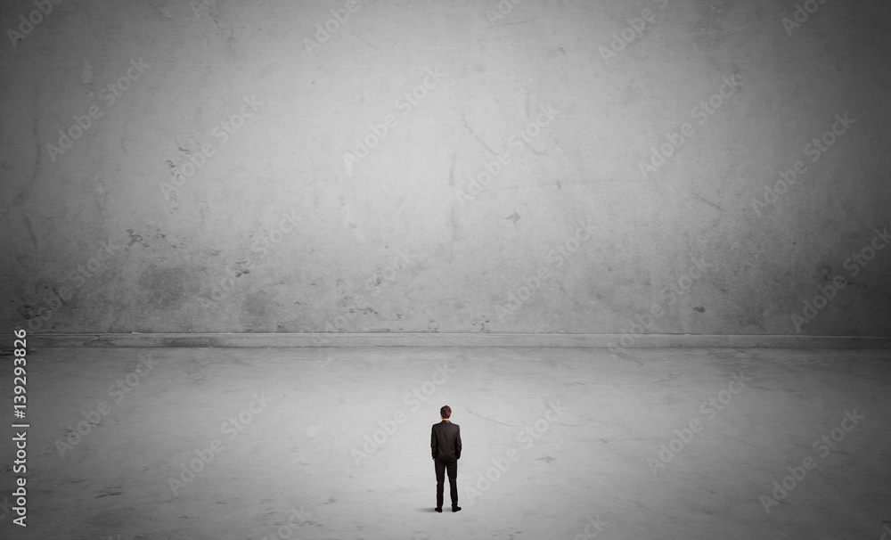 Obraz premium Small business person in large empty space
