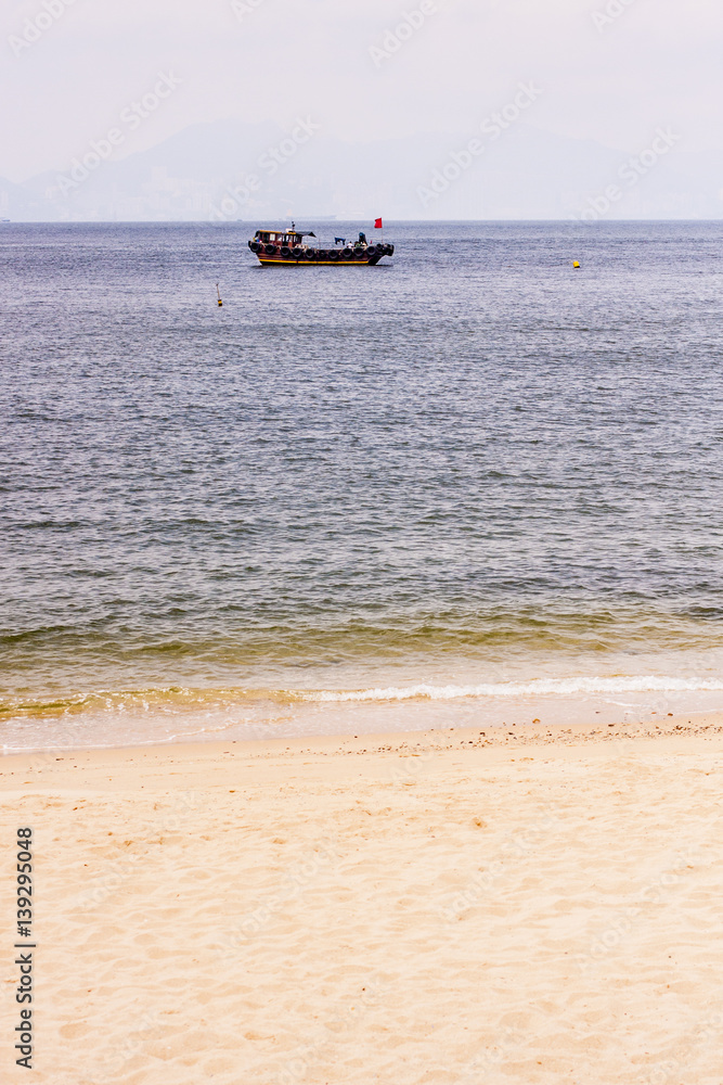 Obraz premium Small boat and a beach