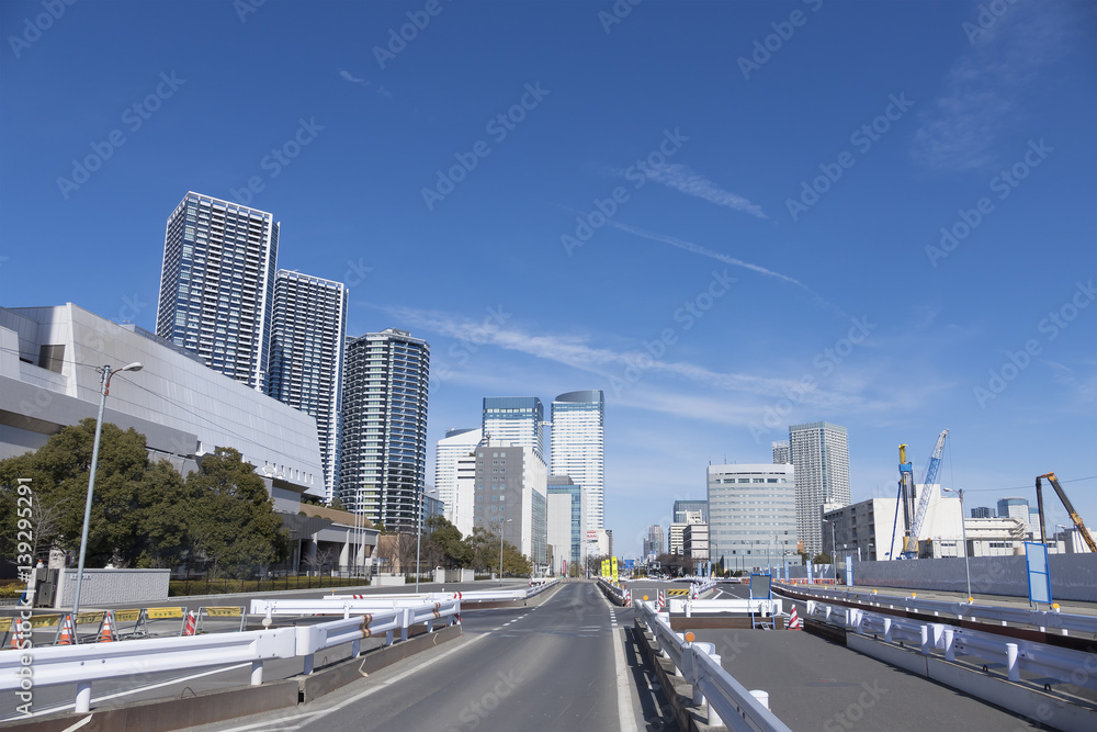 東京都市風景　晴海　再開発　新しく整備された道路と町並み
